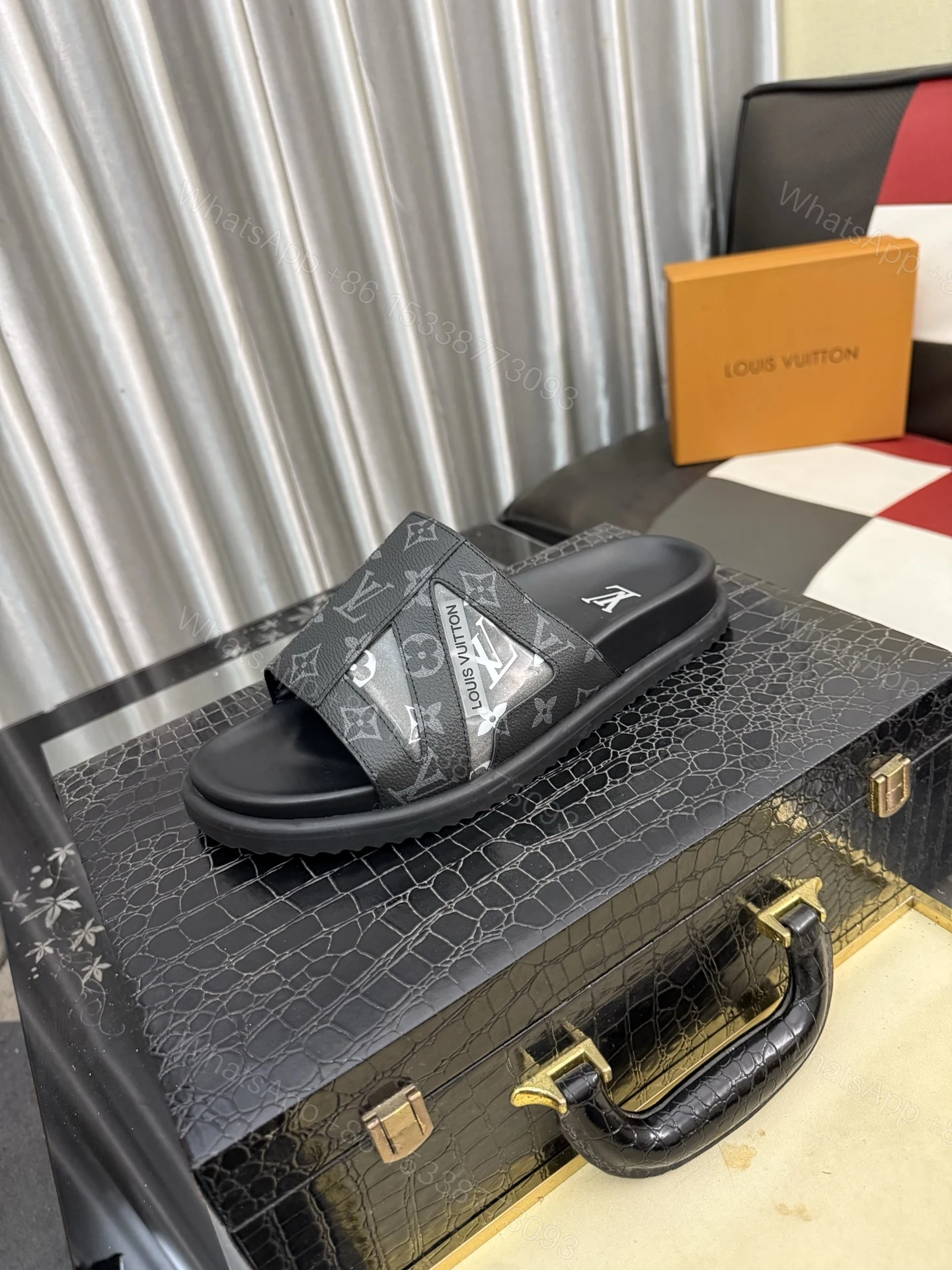 LV 原單 男款 拖鞋 灰黑Monogram 壓紋設計 百搭經典款 — view 1