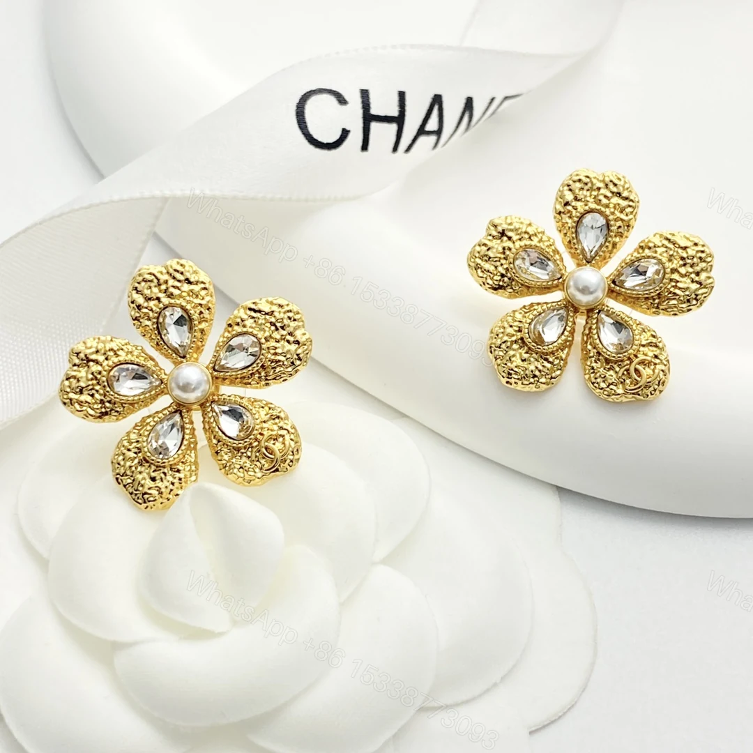 Chanel 原單女款耳環 金色立體花瓣設計 珍珠點綴優雅風格 — view 1