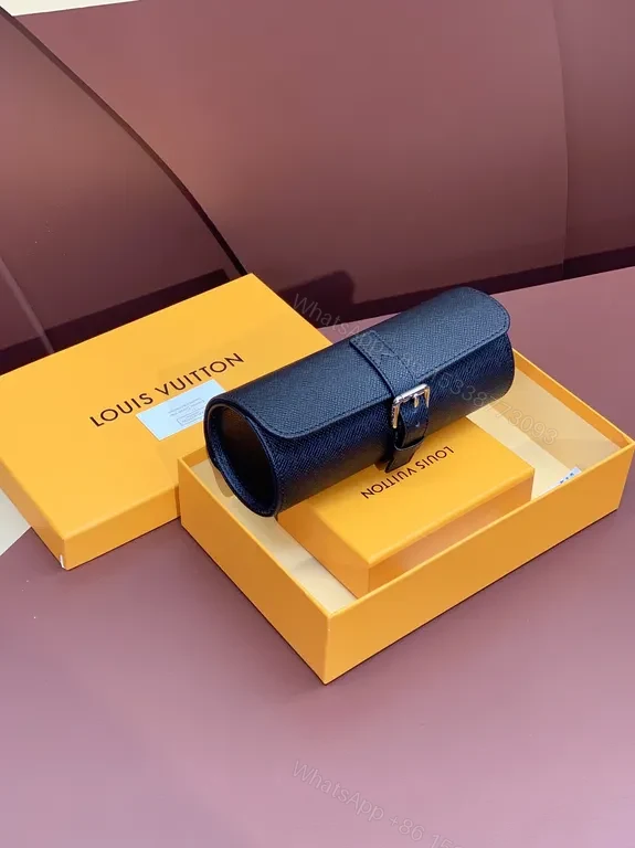 Chic Leather Clutch: Compact, Designer-Inspired, Metallic Hardware — view 1