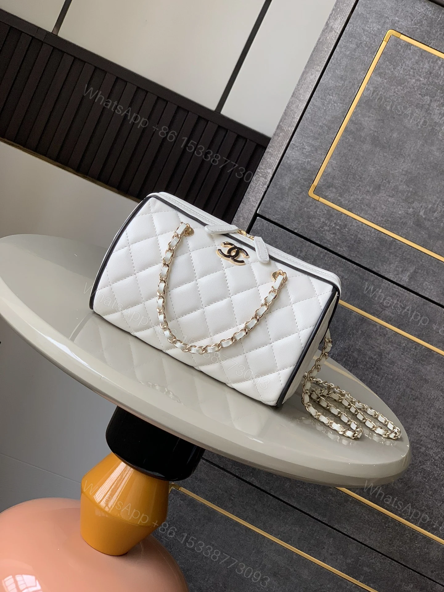 Chanel 一比一白色迷你箱型包 女生鏈條小方包 清爽百搭2025新款 — view 1