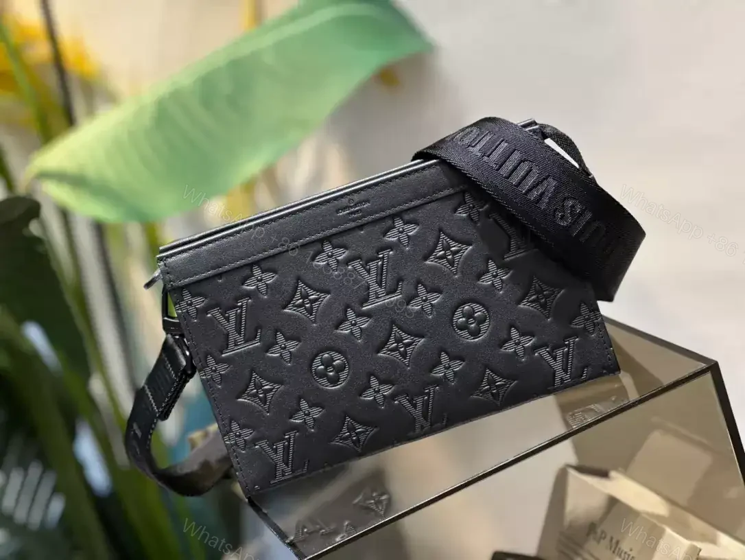 View 2 of LOUIS VUITTON GASTON WEARABLE WALLET – RRG072