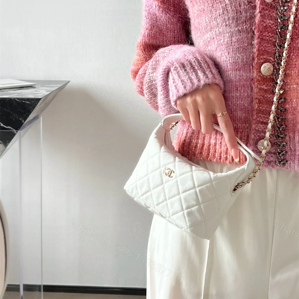 View 20 of 高仿Chanel*25C系列AP4386小牛皮Hobo手袋白色免檢版