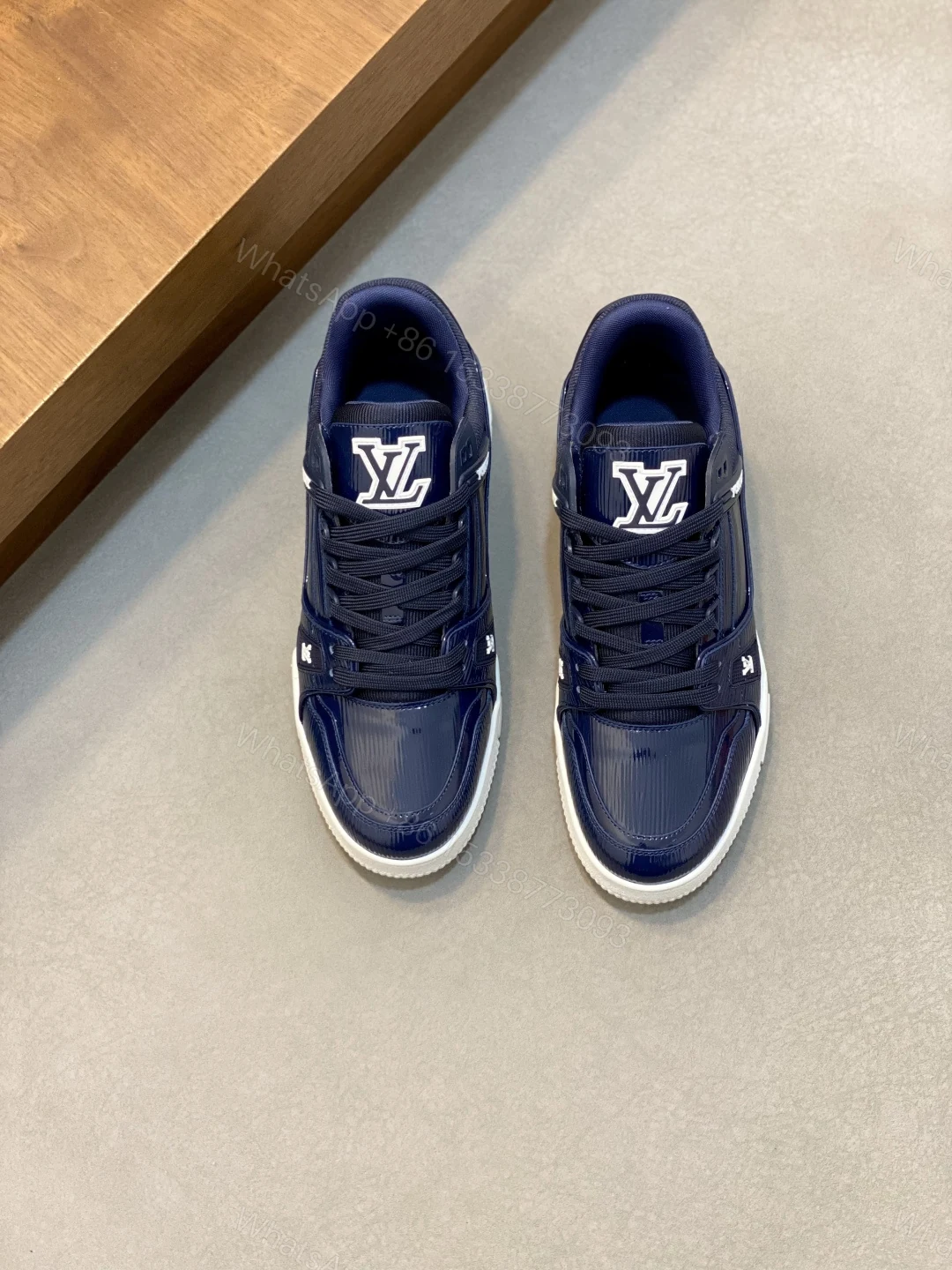 LV A貨深藍亮面經典運動鞋光澤感精品視覺沉穩優雅色系 — view 1