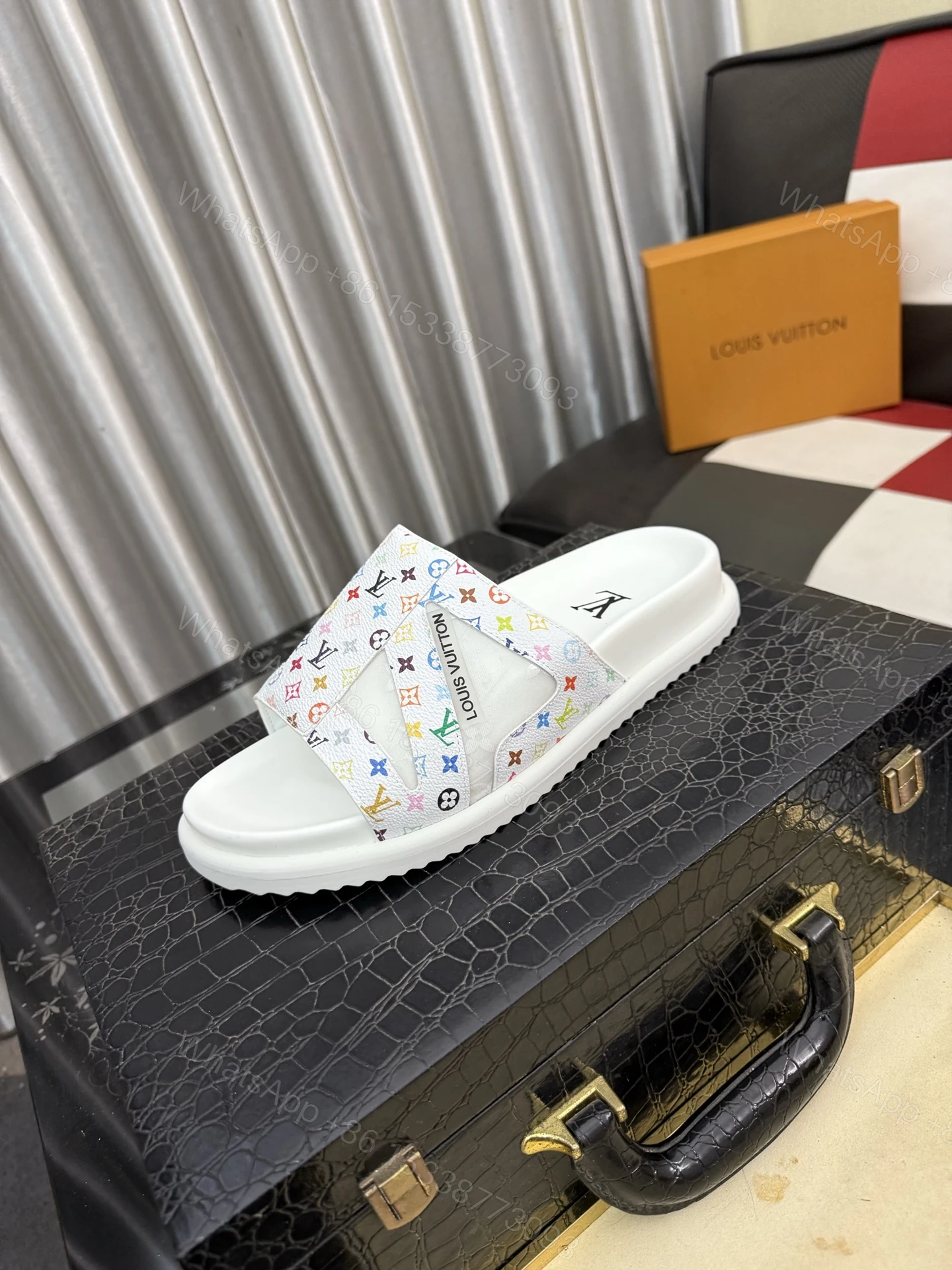 LV 高仿 男款 拖鞋 彩色Monogram 白底設計 潮流個性款 — view 1