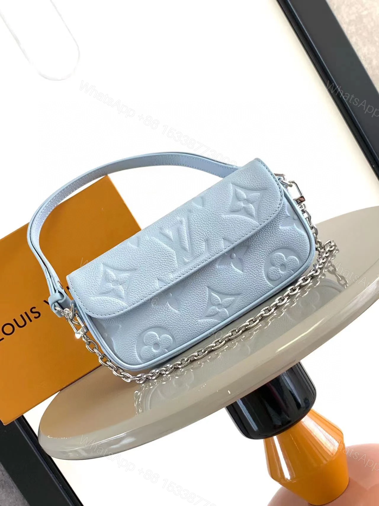 LV 高仿粉藍短肩包 Monogram浮雕壓紋清新設計 — view 1