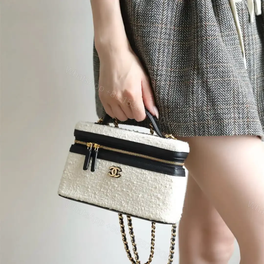 View 22 of 高仿Chanel*26M系列AP5164軟呢拼皮化妝包黑白色免檢版