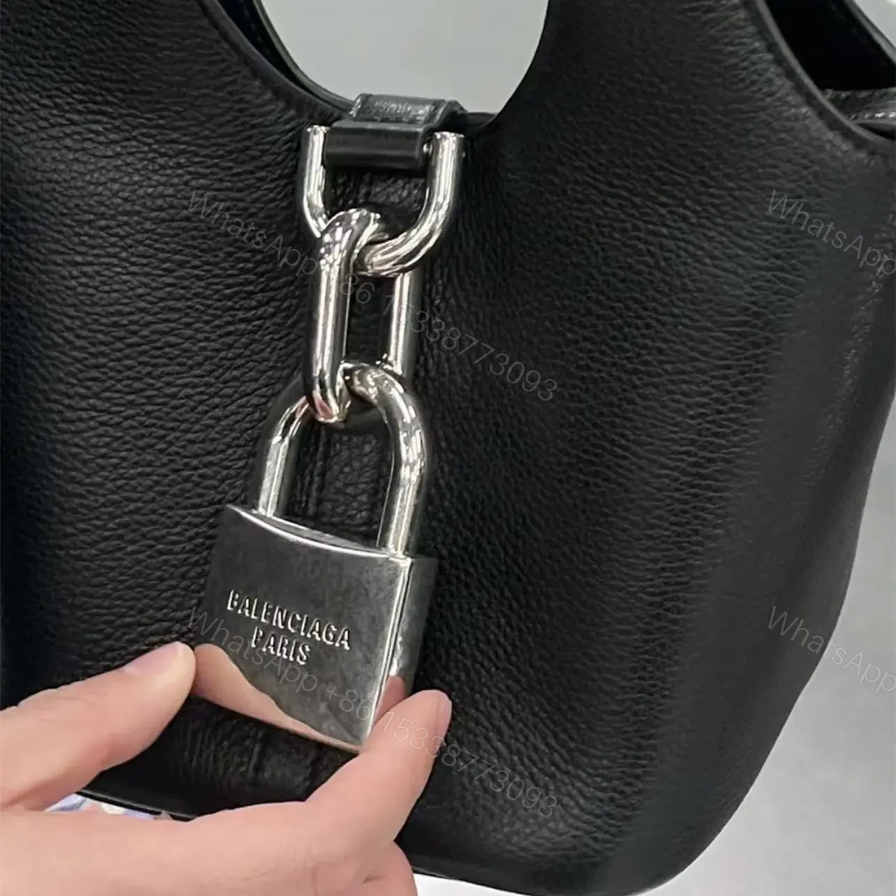 View 18 of 高仿Balenciaga*Locker水桶包2024早春XS