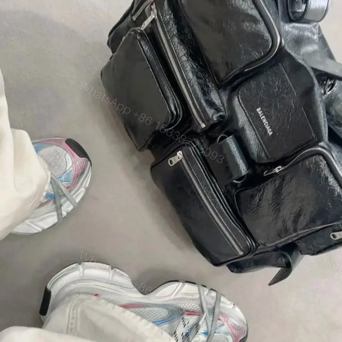 View 17 of 高仿BalenciagaSuperbusy系列復古工裝單肩包
