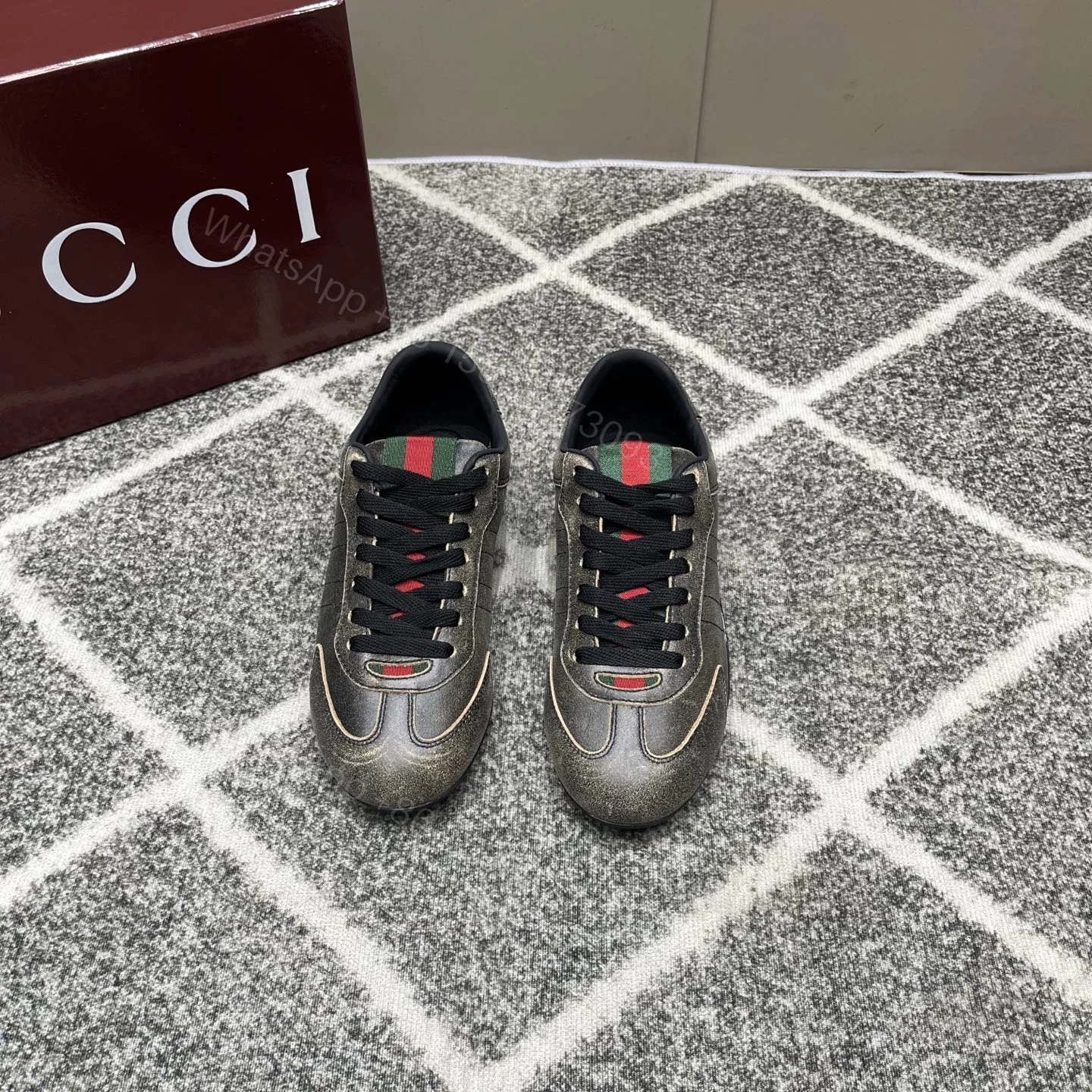 Gucci高仿男鞋 黑灰金屬光面低筒鞋 經典織帶點綴款 — view 1