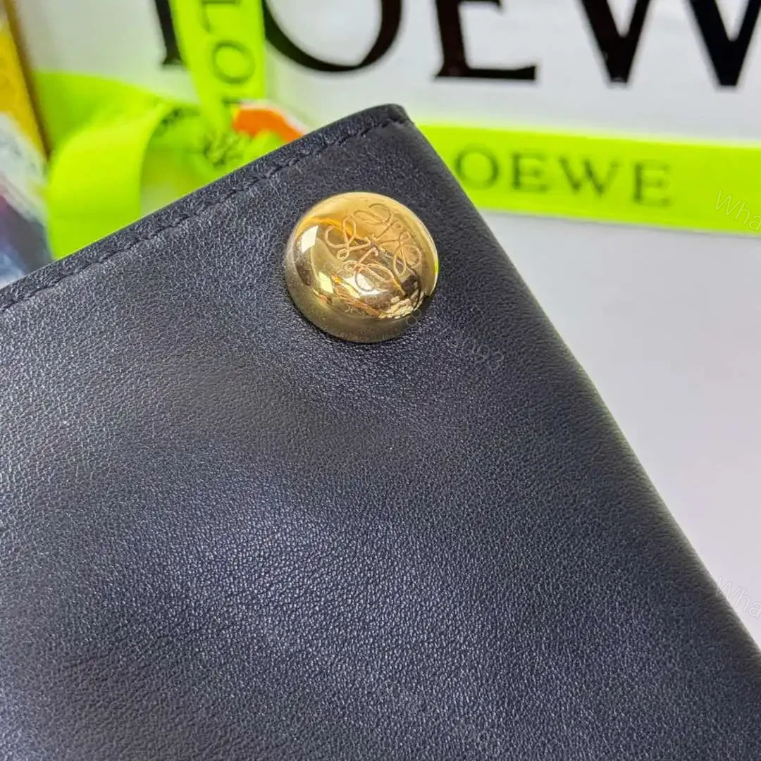 View 13 of 高仿Loewe*Pebble系列1100小牛皮斜跨包黑色免檢版
