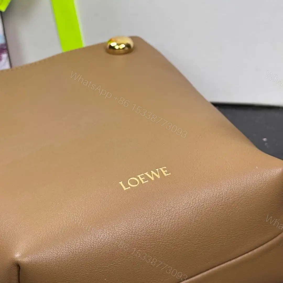 View 10 of 高仿Loewe*Pebble系列3980小牛皮斜跨包橡木色免檢版