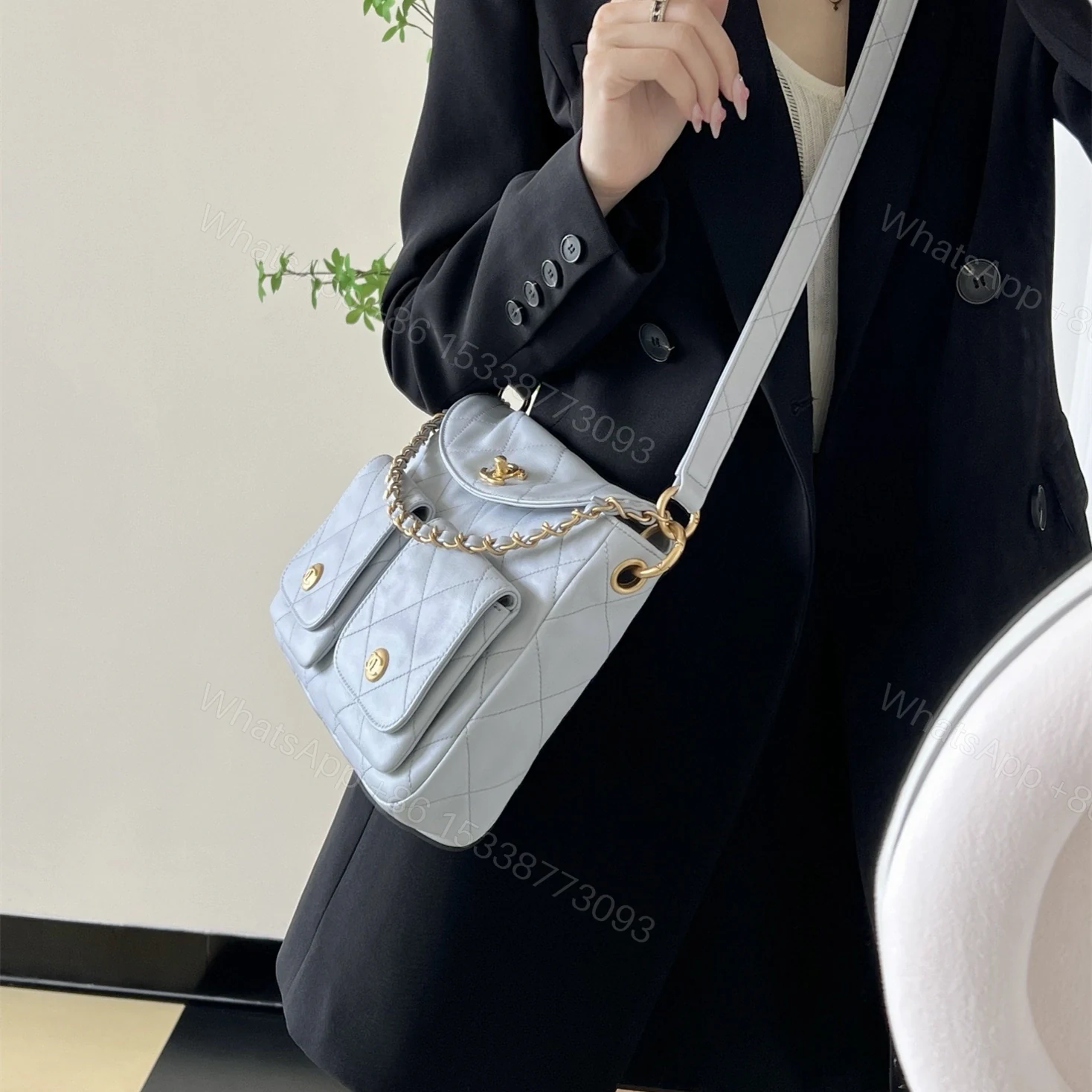 View 23 of 高仿Chanel*24P系列AS4743夾層郵差包灰色小號免檢版