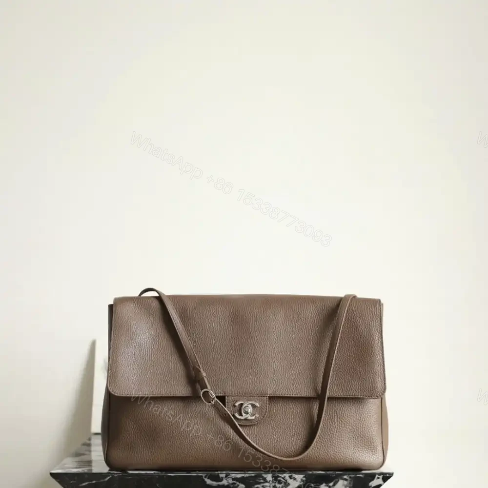 高仿Chanel*26S系列AS6233粒面小牛皮翻蓋包淺棕色超大號免檢版 — view 1
