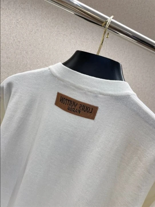 View 4 of LOUIS VUITTON T-SHIRT – LV28
