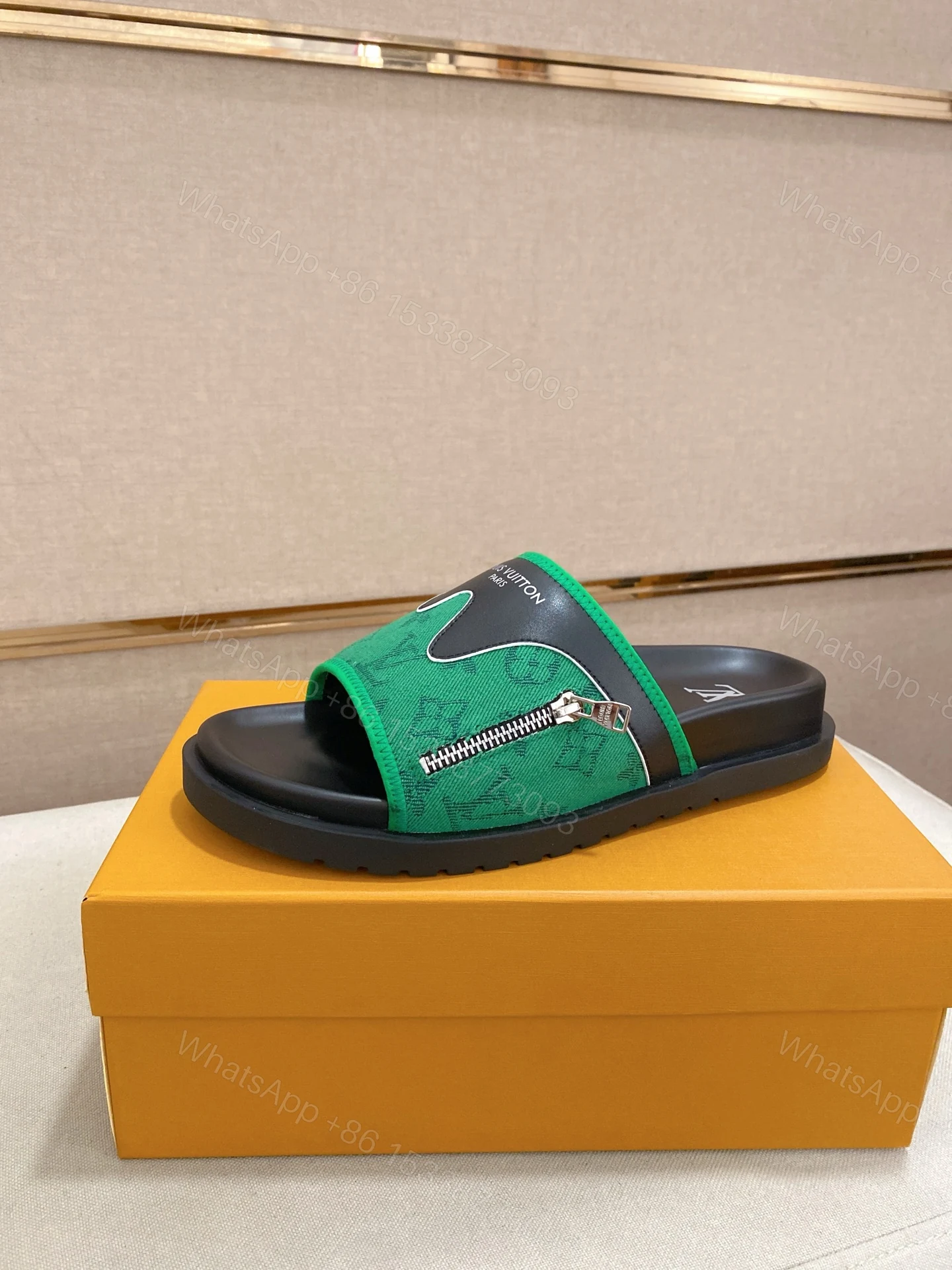 LV 高仿 男款 Monogram拖鞋 綠色拉鍊設計潮流休閒款 — view 1