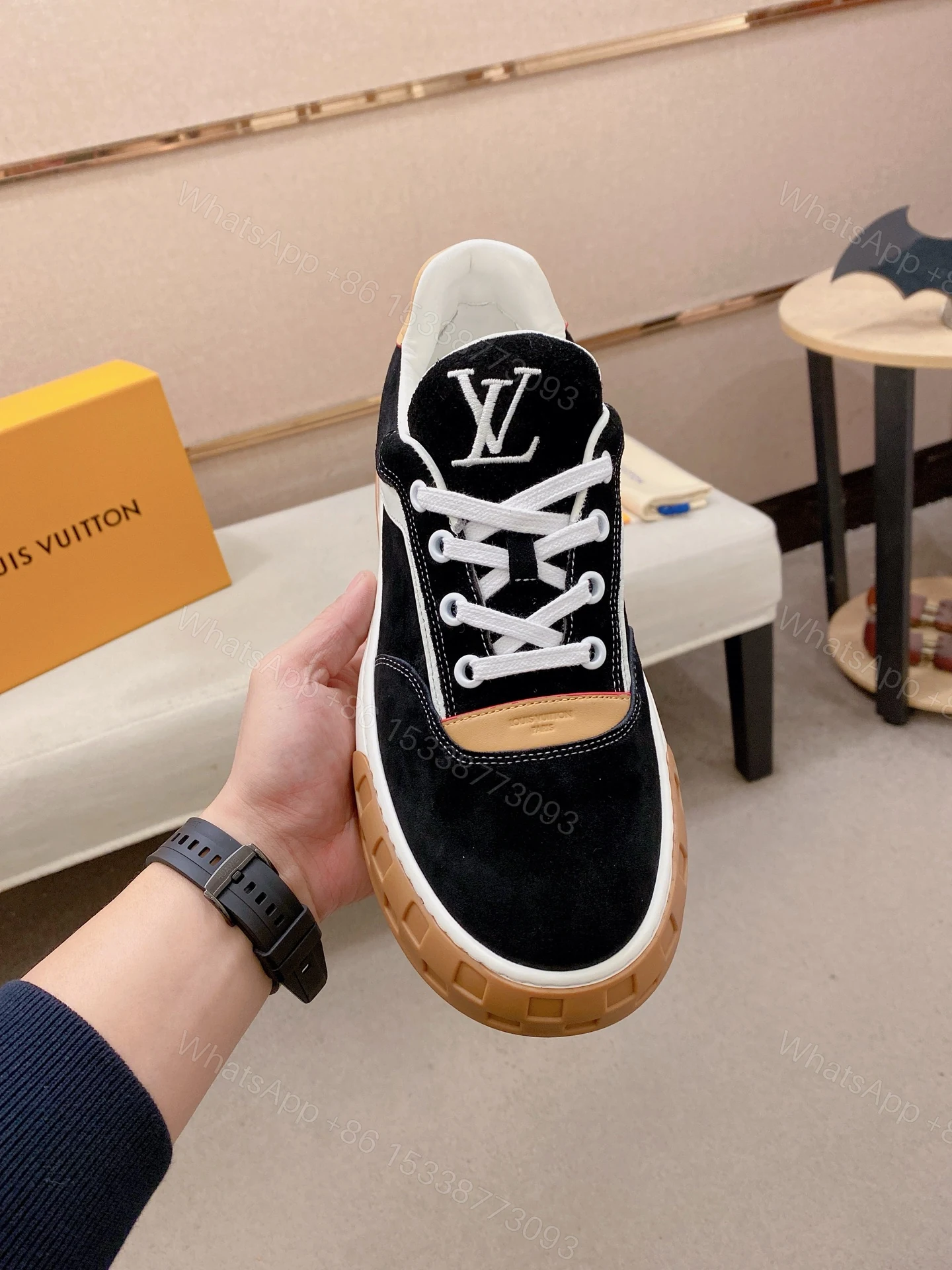 LV A貨 男款麂皮休閒鞋 黑色百搭款 高質感刺繡鞋面 — view 1