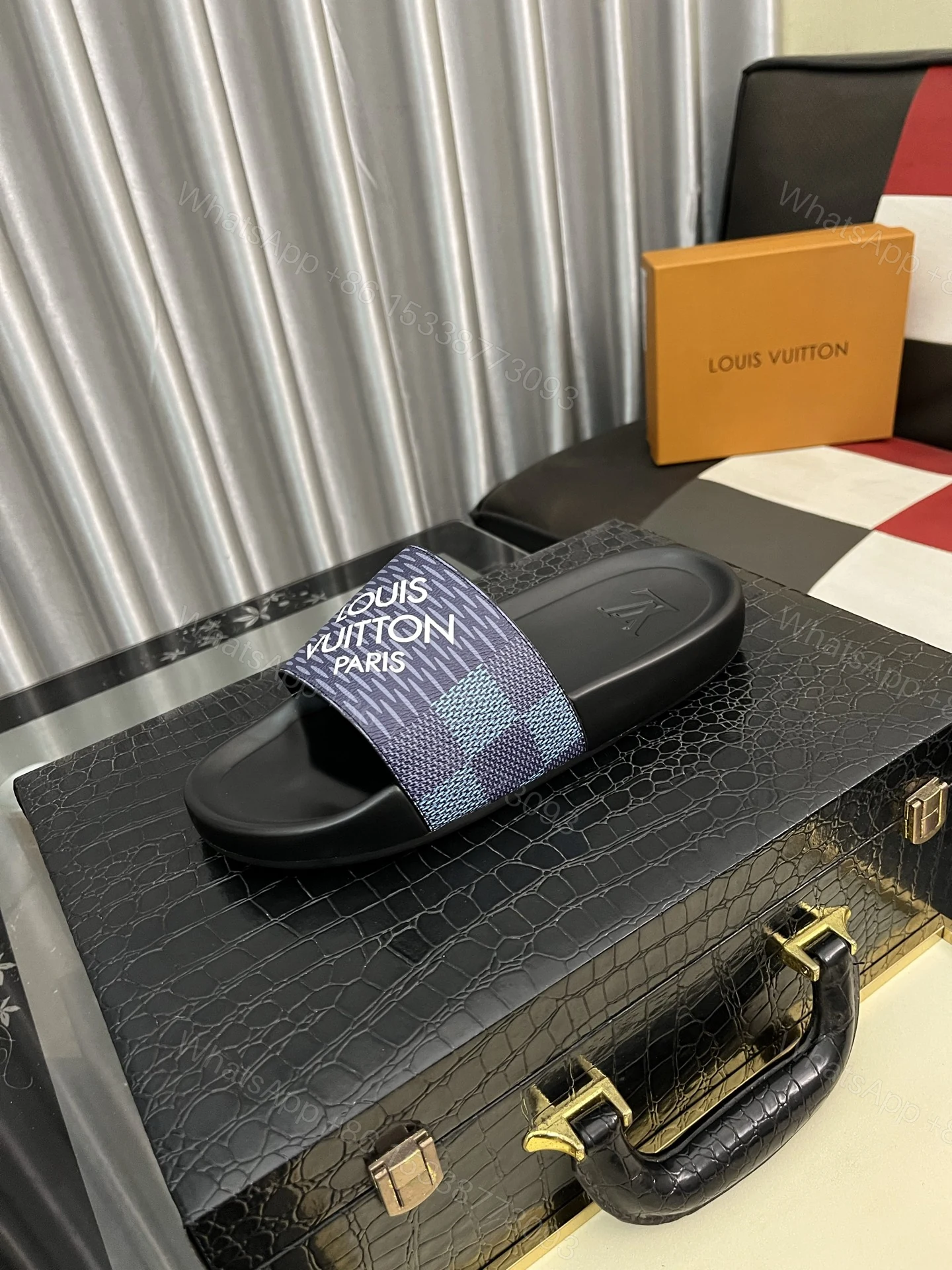 LV藍棋盤格LOGO拖鞋精品仿製男款 夏季涼感舒適A貨推薦 — view 1
