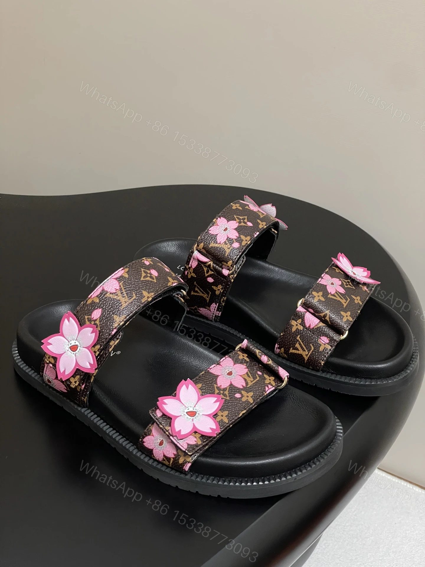 LV原版同步櫻花雙帶涼鞋 高仿Monogram拖鞋 桃粉花飾復刻款 — view 1