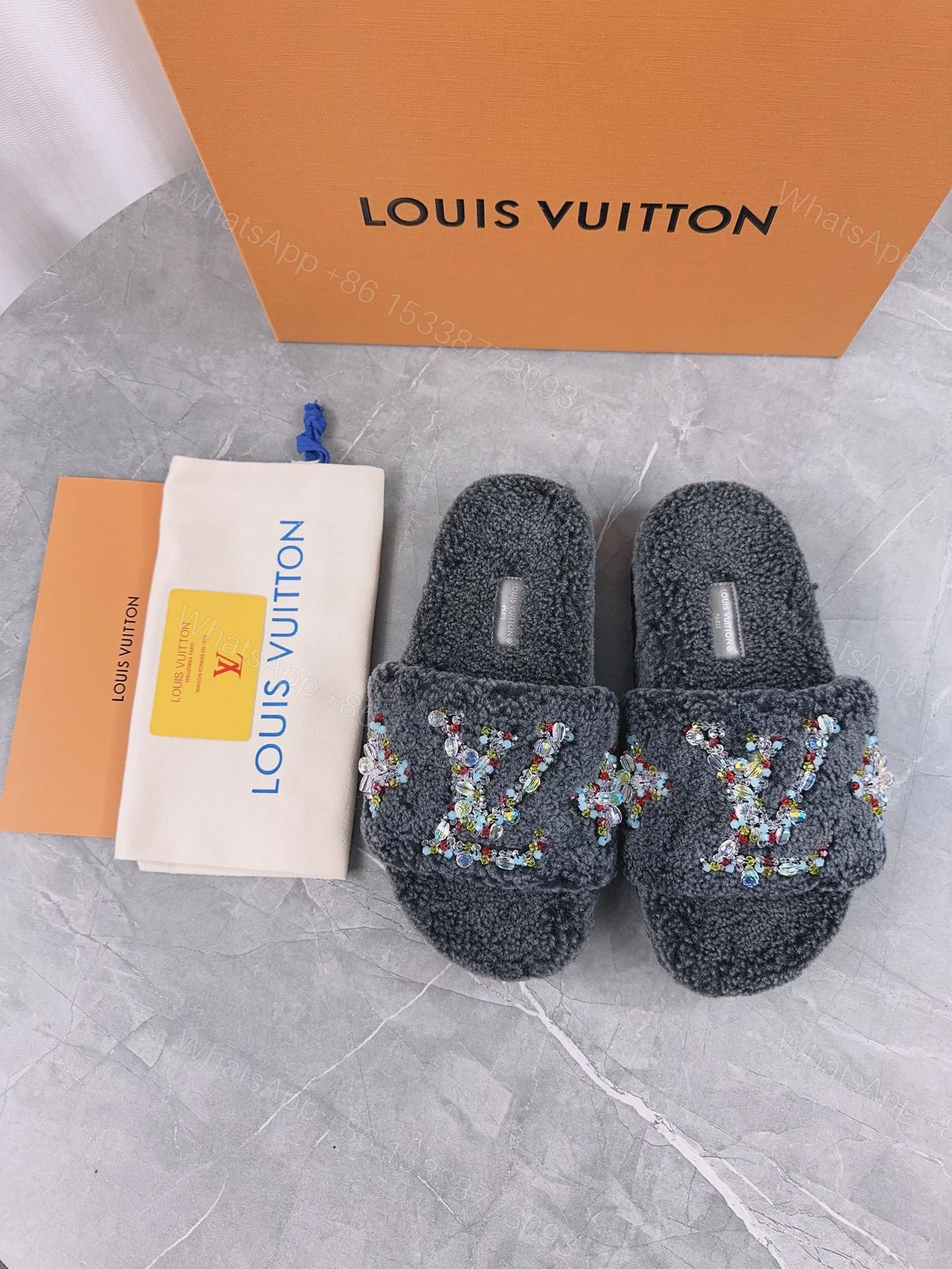 LV 精品毛絨拖鞋 灰色亮片刺繡款 — view 1