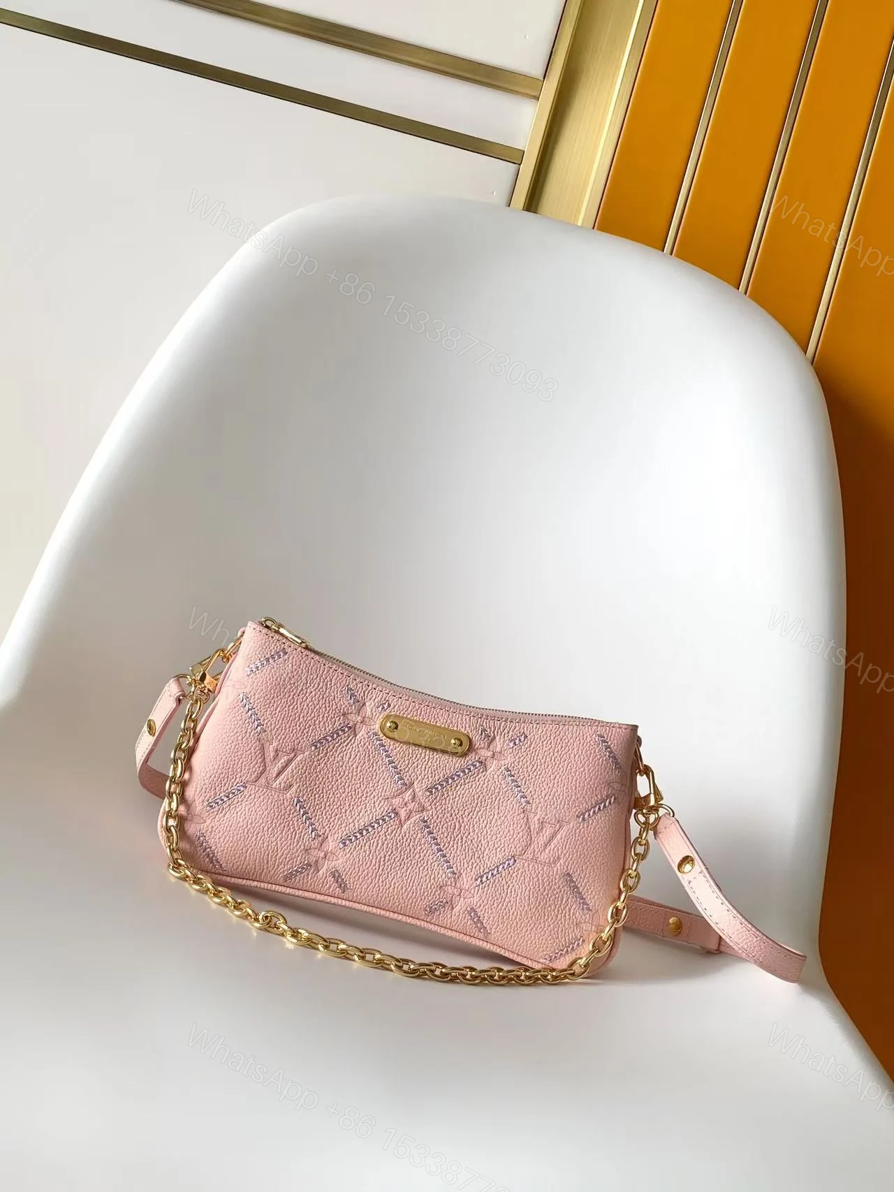 LV 一比一 Mini Pochette 粉色壓紋鏈條手拿斜背包 — view 1