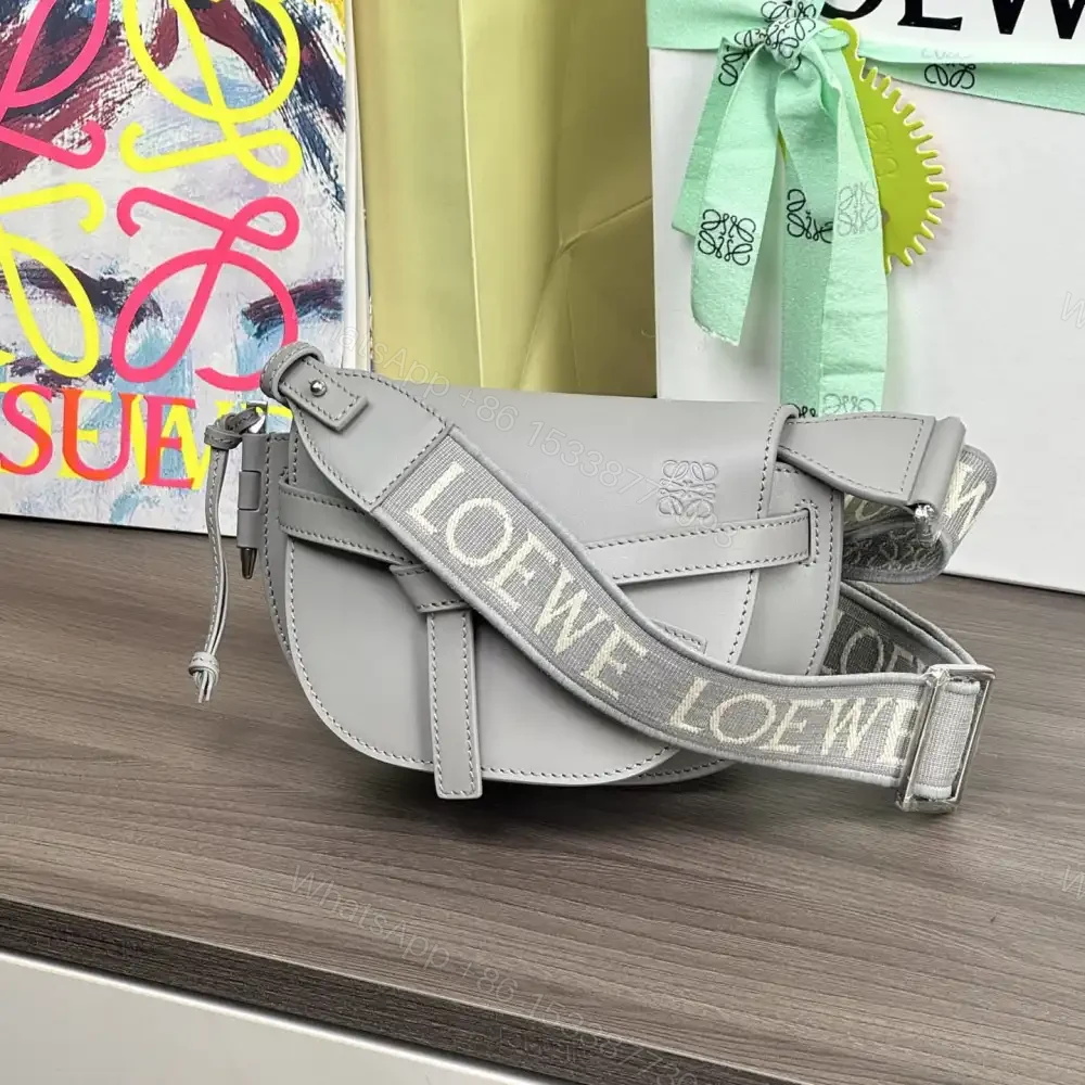 View 3 of 高仿Loewe*Gate系列1150小牛皮斜挎包珠光灰Mini免檢版