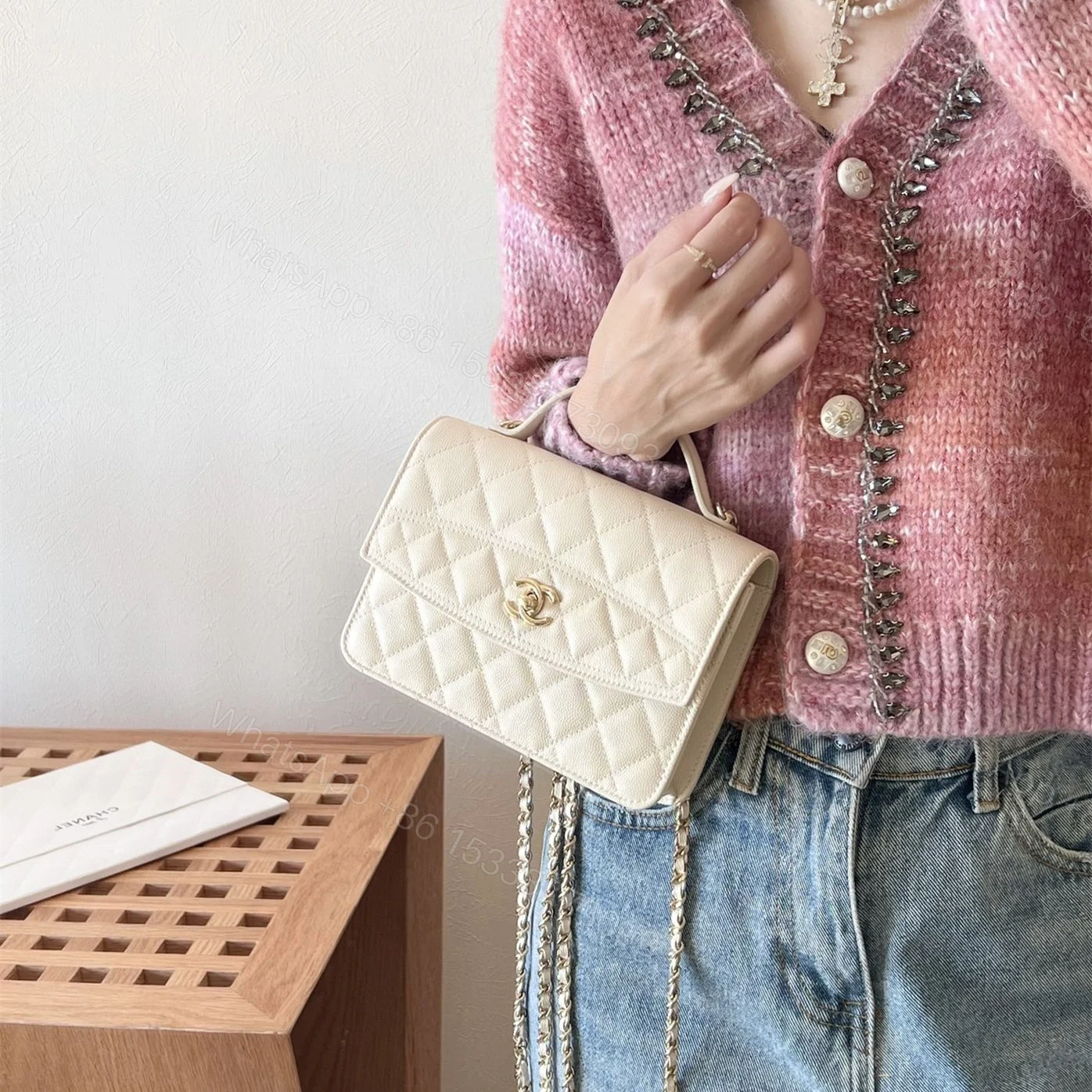 View 10 of 高仿Chanel*25C系列AS4406小球紋牛皮郵差包白色免檢版