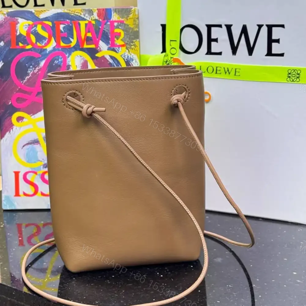 View 2 of 高仿Loewe*Pebble系列3980小牛皮斜跨包橡木色免檢版