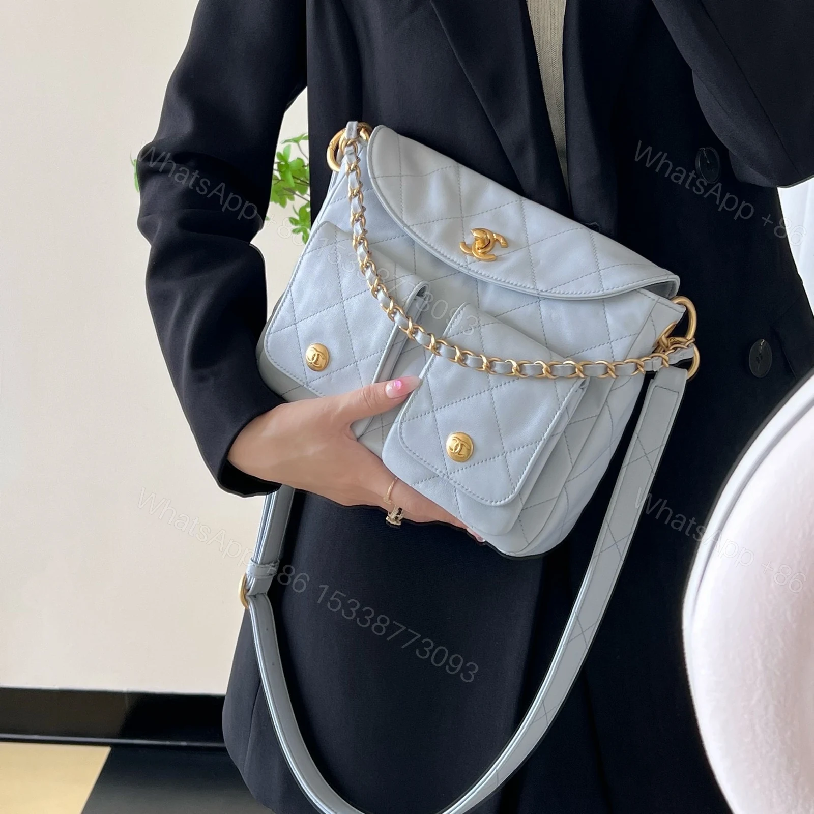 View 25 of 高仿Chanel*24P系列AS4743夾層郵差包灰色小號免檢版