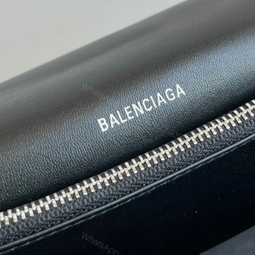 View 16 of 高仿Balenciaga冬季新款Crush腋下包黑銀