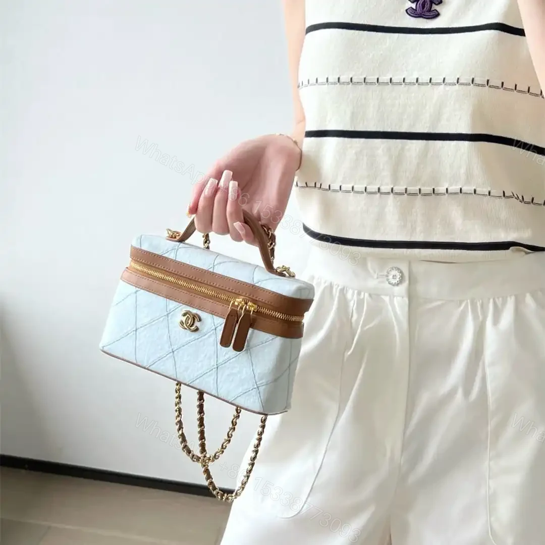 View 20 of 高仿Chanel*26M系列AP5184牛仔布拼皮化妝包沙灘色免檢版