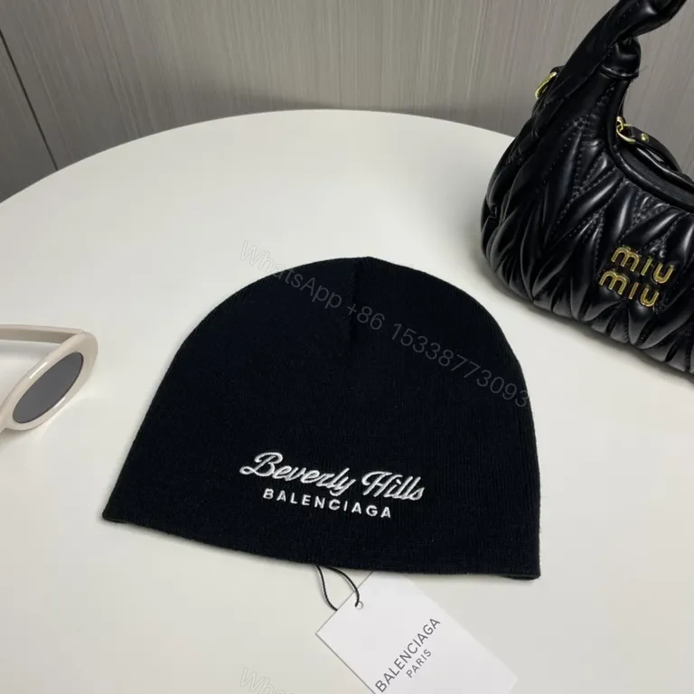 Chic Logo Knit Beanie: Premium Branding, Cozy Warmth — view 1