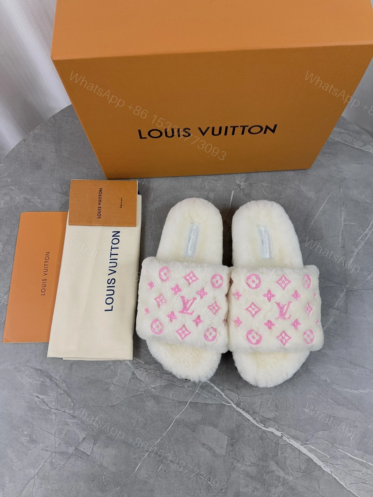 LV 原單毛絨拖鞋 奶白粉色Logo 溫柔甜美款 — view 1