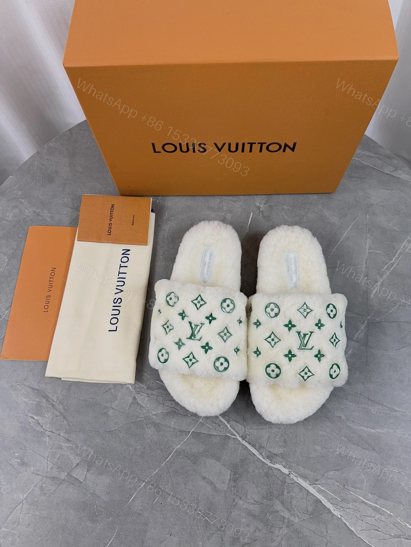 LV 一比一毛絨拖鞋 白底綠色Logo 清新舒適款 — view 1