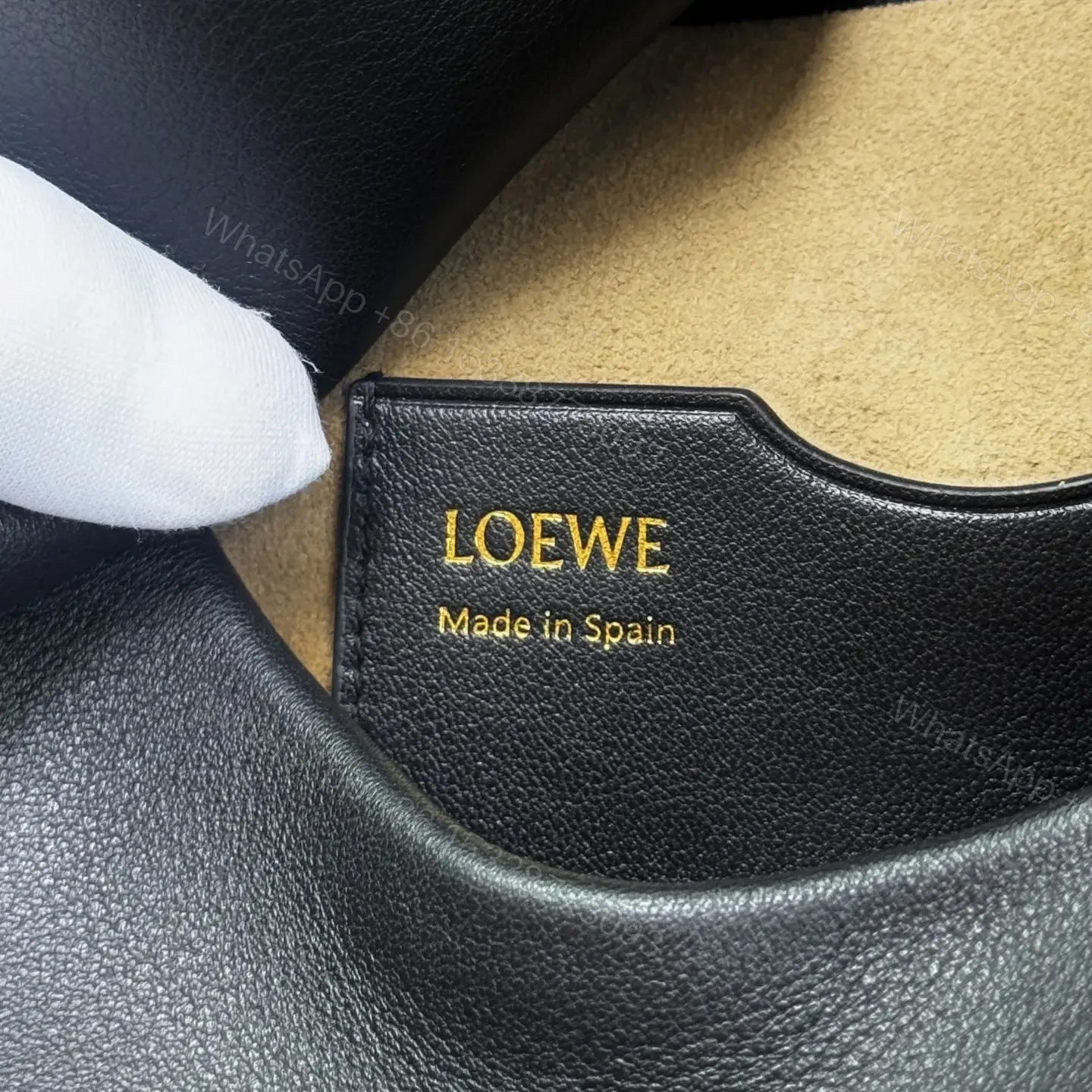 View 10 of 高仿Loewe*Ola系列1100小牛皮腋下包黑色中號免檢版
