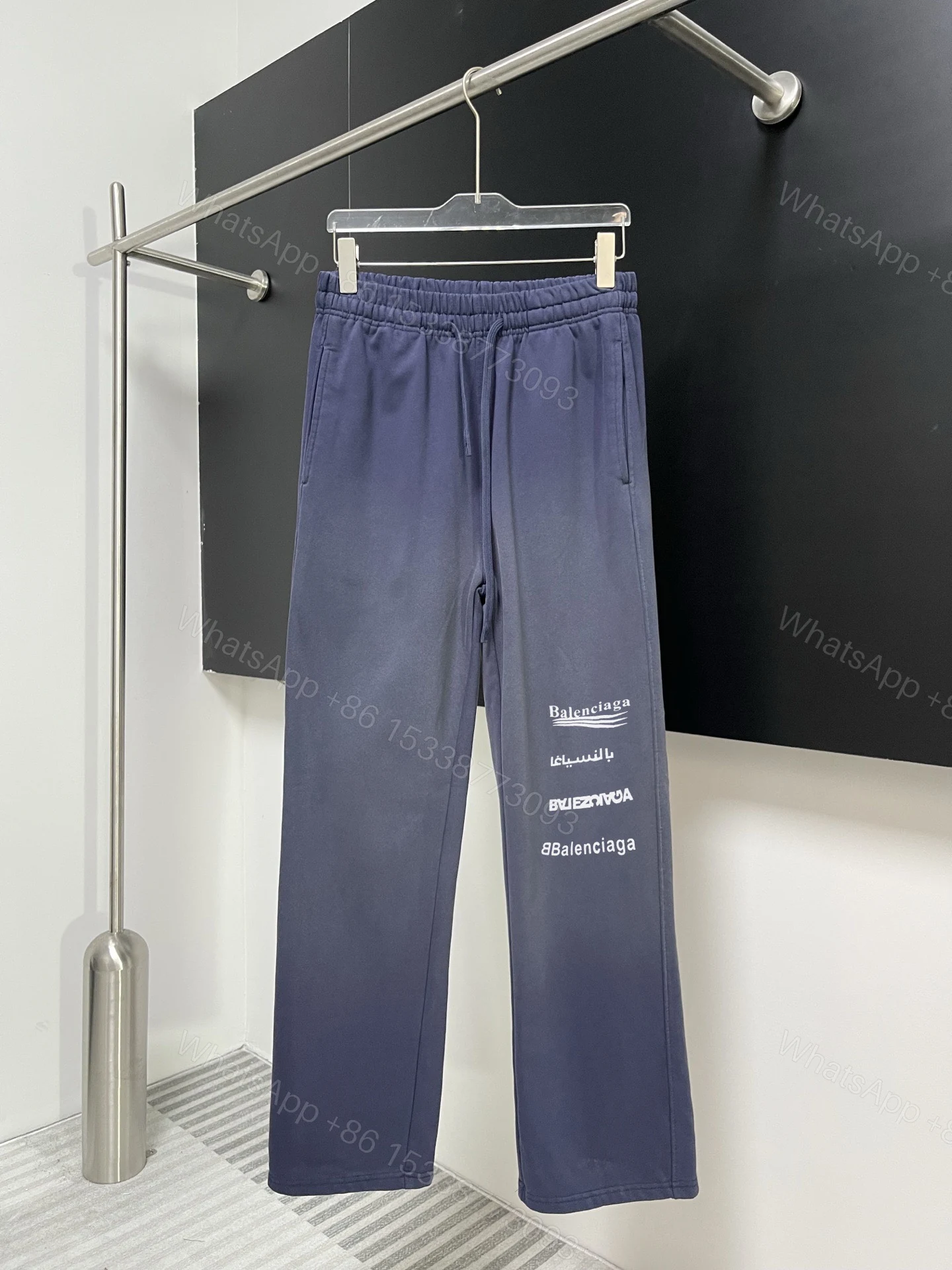 Balenciaga 原單運動長褲男款 深藍色多語印花 百搭款式 — view 1
