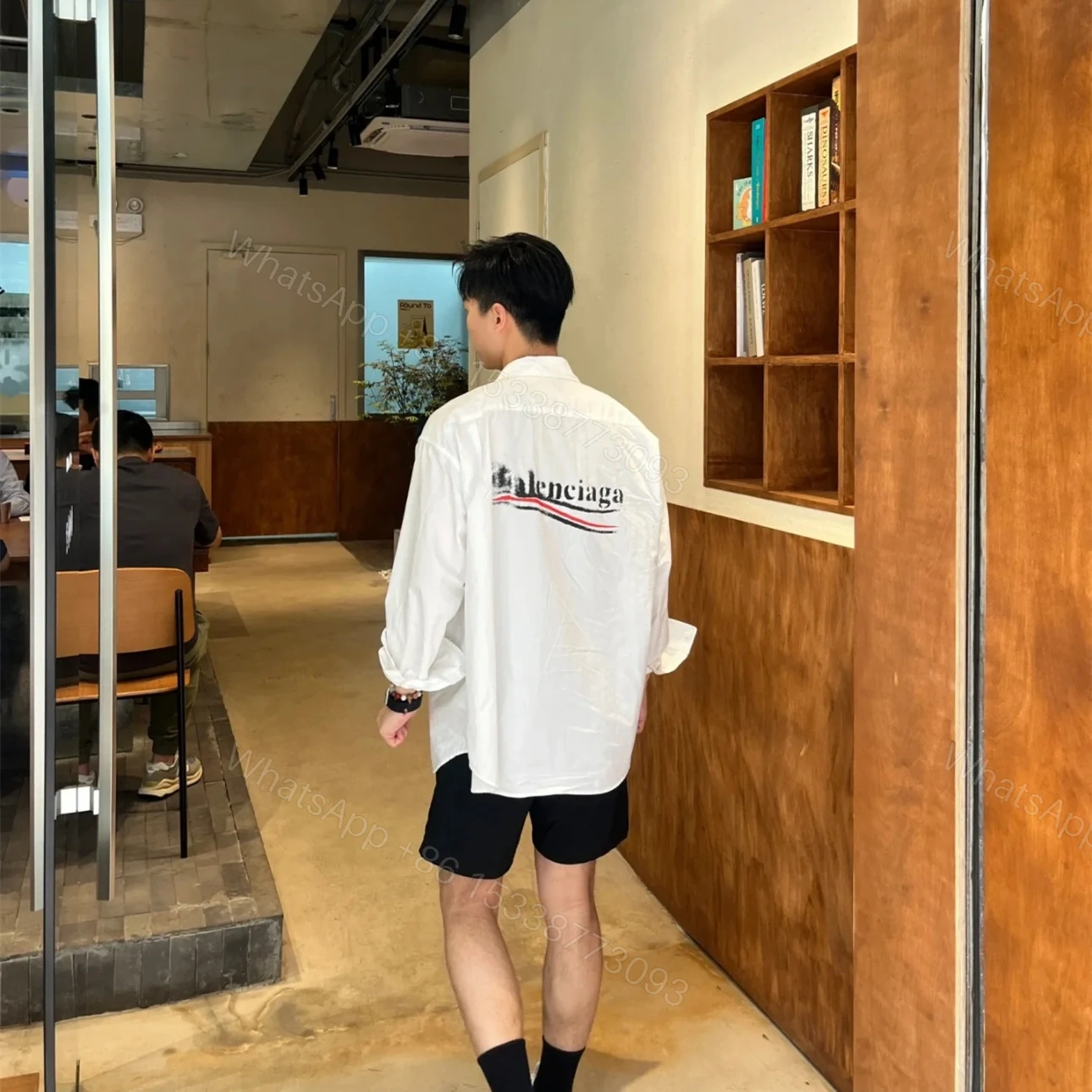 View 17 of 高仿Balenciaga*SS24系列790731背後可樂LOGO襯衫白色
