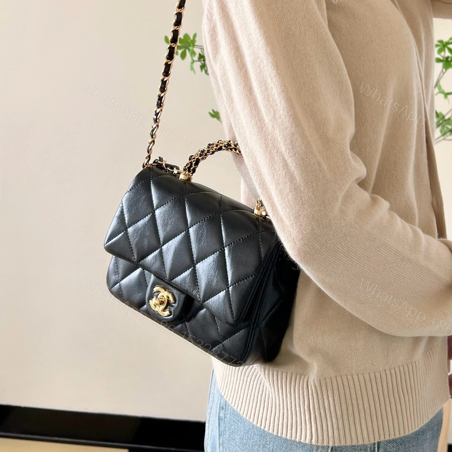 View 26 of 高仿Chanel*24B系列AS5032小羊皮單肩包黑色小號免檢版