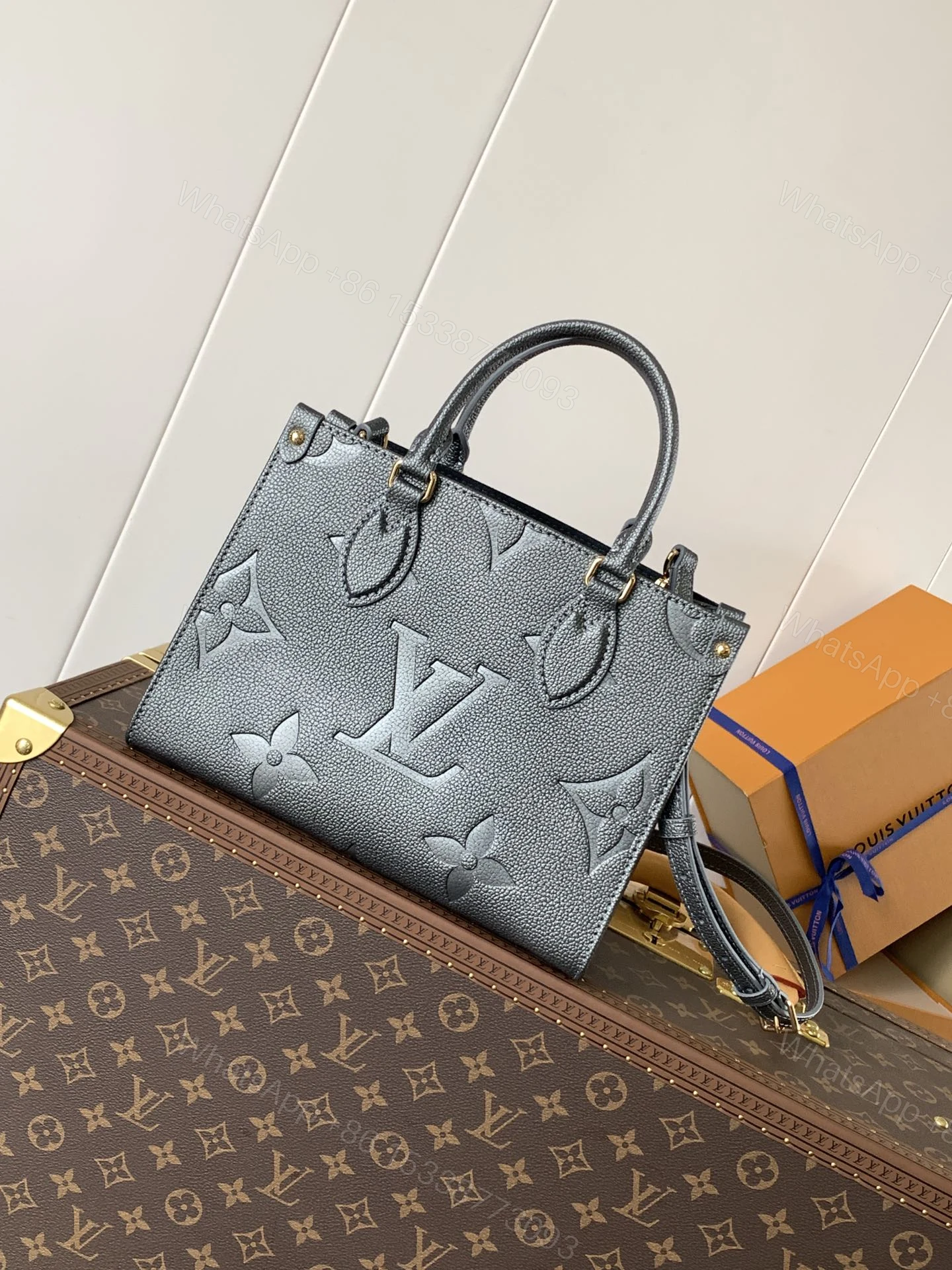 LV A貨女士手提包黑色壓紋大Logo設計百搭通勤款 — view 1