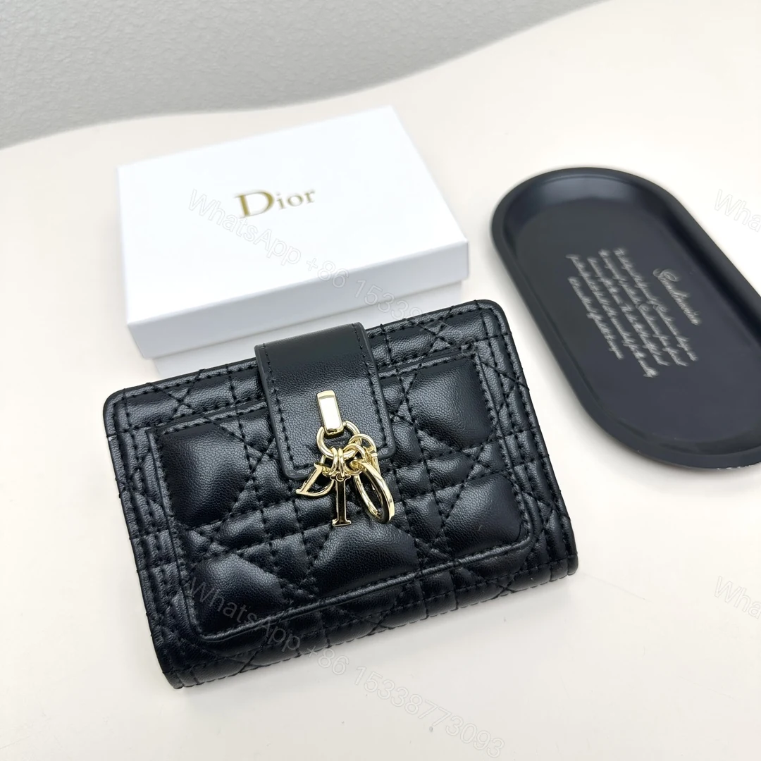Dior一比一短夾 女士黑色藤格紋皮革 拉釦吊飾設計 經典百搭款 — view 1