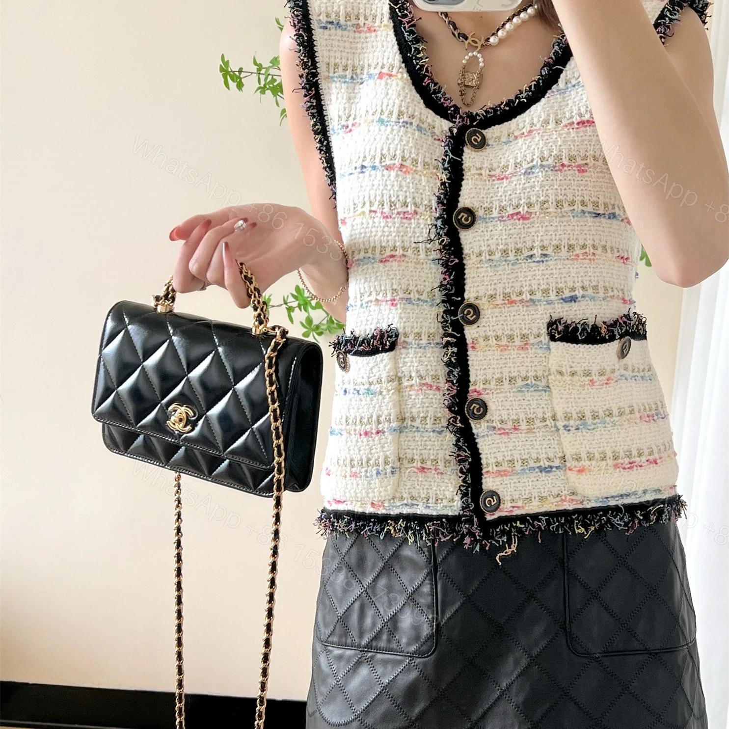 View 19 of 高仿Chanel*24B系列AS4166小羊皮郵差包黑色免檢版