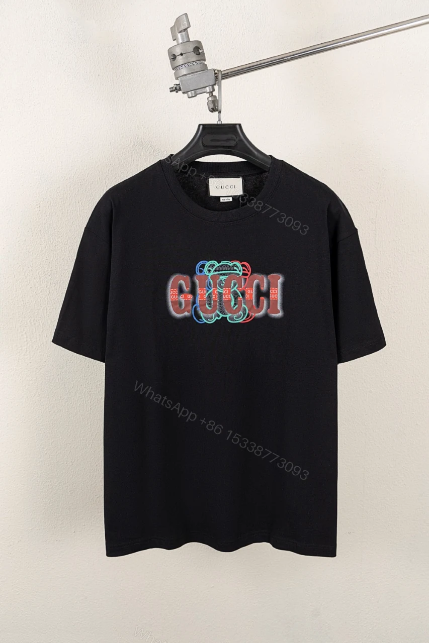 Gucci高仿男款黑色短袖 繽紛重疊GUCCI字樣刺繡設計 — view 1