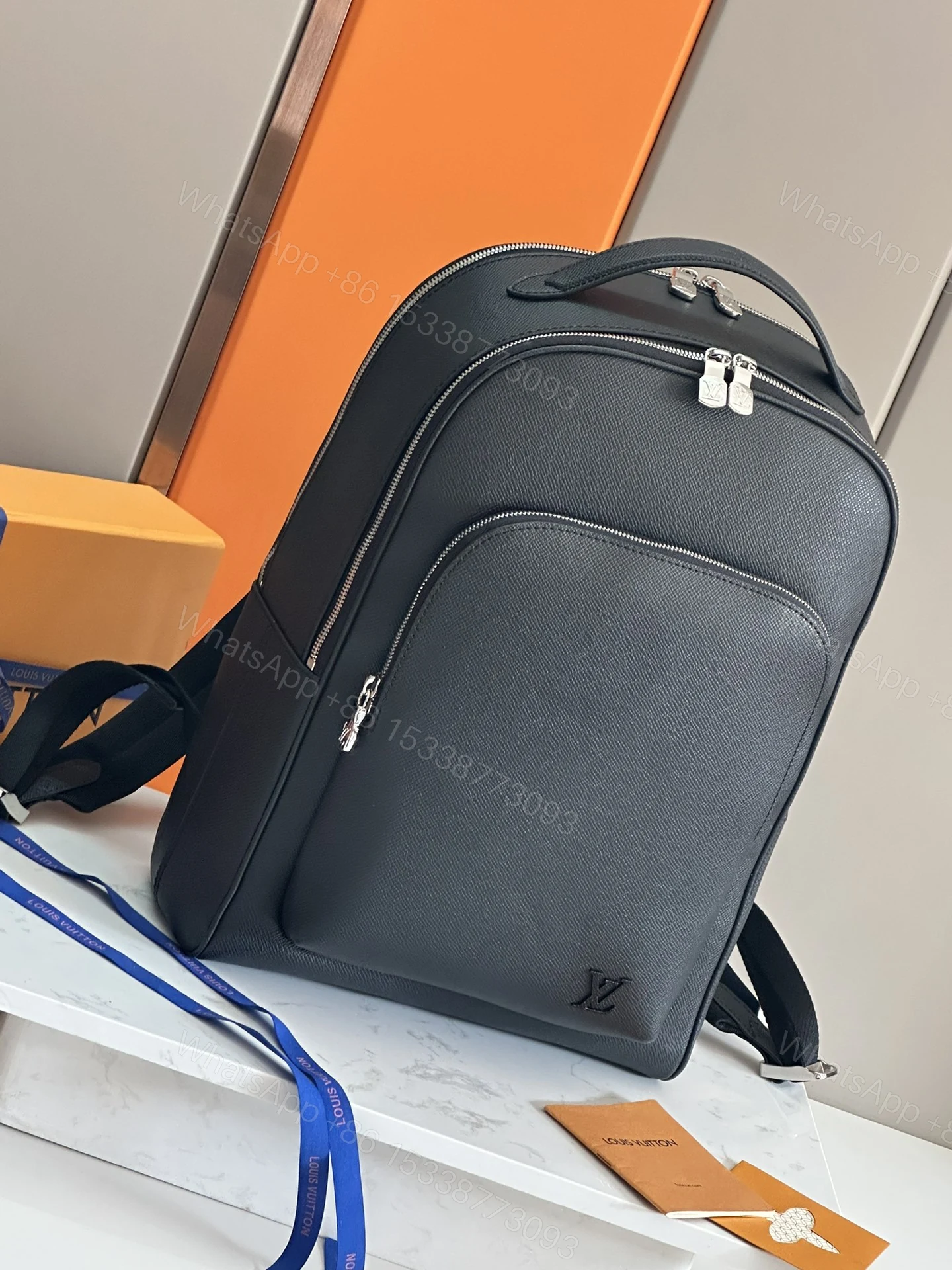 LV 高仿後背包 M30977 黑色牛皮簡約款 男士通勤精品包推薦 — view 1