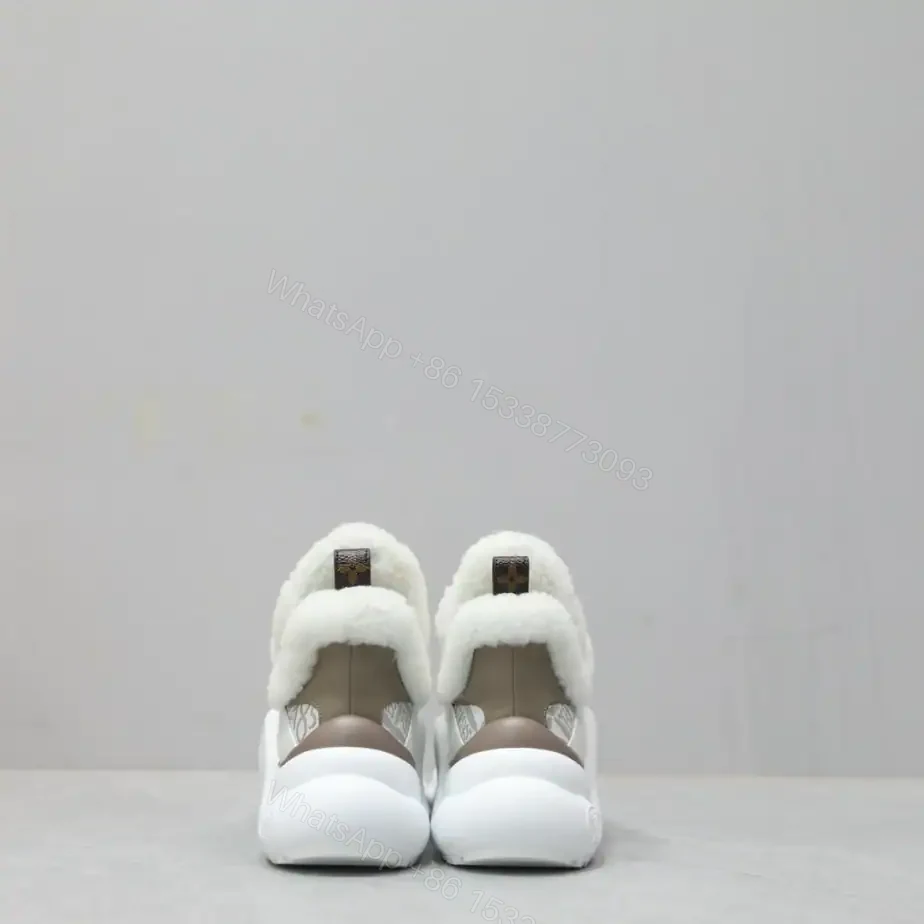 View 3 of LV ARCHLIGHT SNEAKER – LSVM011