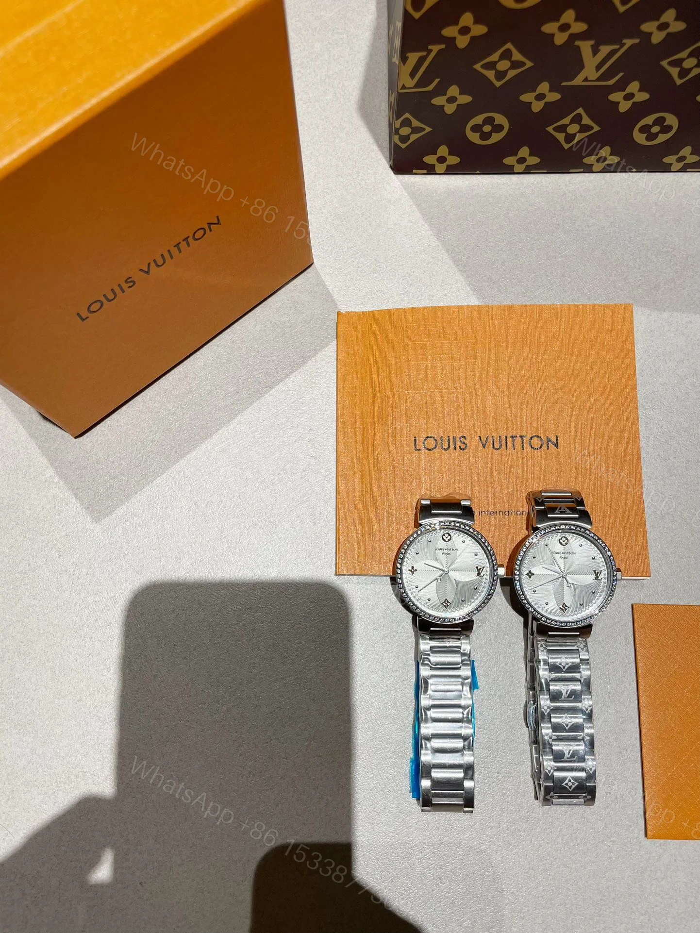 LV A貨鋼帶女錶 銀白Monogram刻紋款 簡約質感小錶面推薦 — view 1