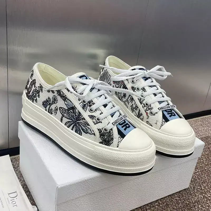 WALK’N’DIOR PLATFORM SNEAKERS UNISEX CABINET DE CURIOSITES EMBROIDERED WHITE – CD192 — view 1