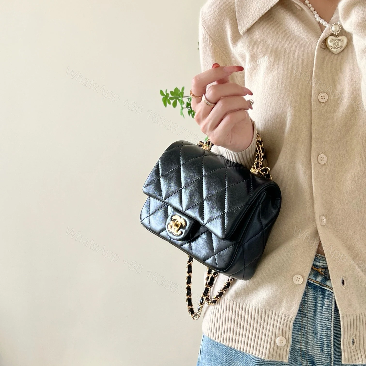 View 22 of 高仿Chanel*24B系列AS5032小羊皮單肩包黑色小號免檢版
