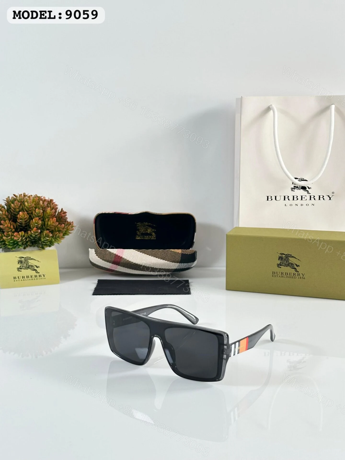 Burberry Men Sunglasses Black Grey — view 1