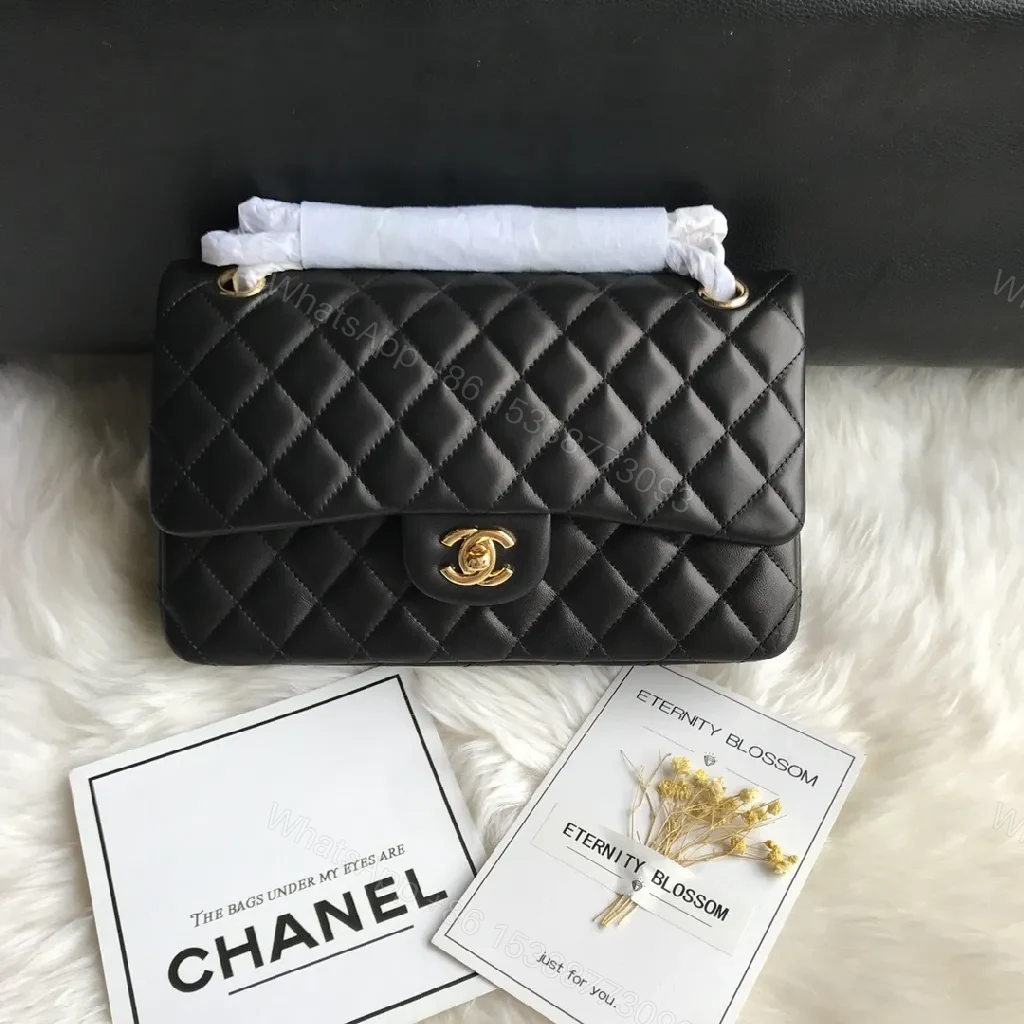 Quilted Black Handbag with Gold Clasp – Luxe Chic Style — view 1