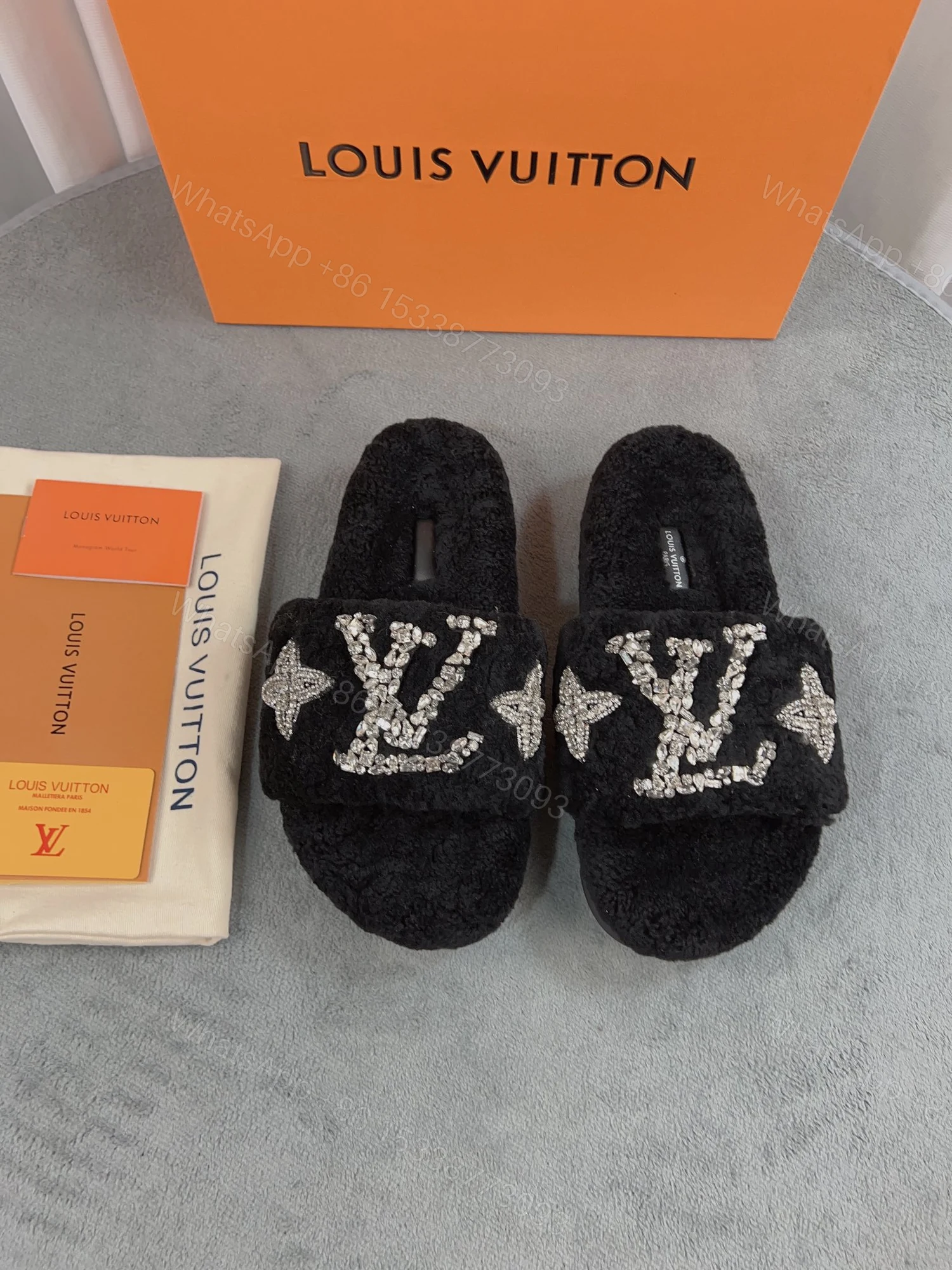 LV 高仿毛絨拖鞋 黑色水鑽刺繡款 — view 1