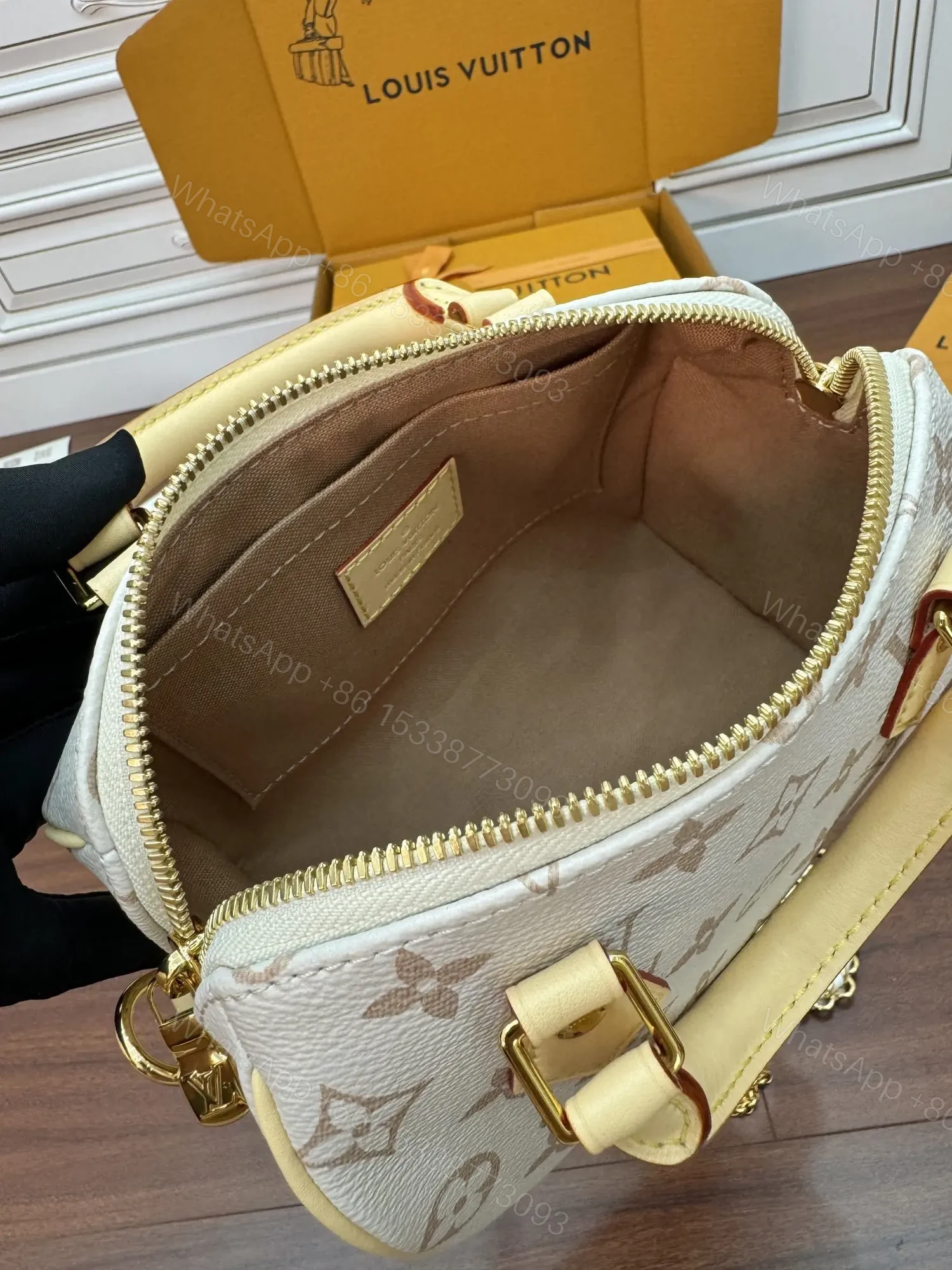 View 4 of Louis Vuitton Speedy Bandoulière 20 handbag (M24474)